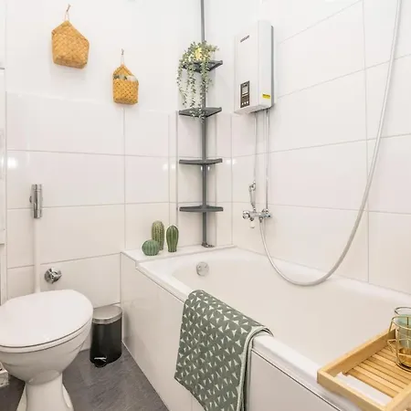 3 With Balcony, Central, University, Smart Tv Essen