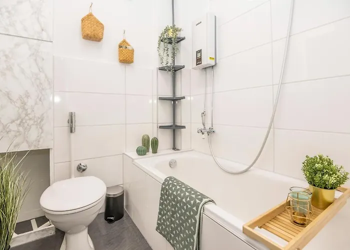 3 With Balcony, Central, University, Smart Tv Essen